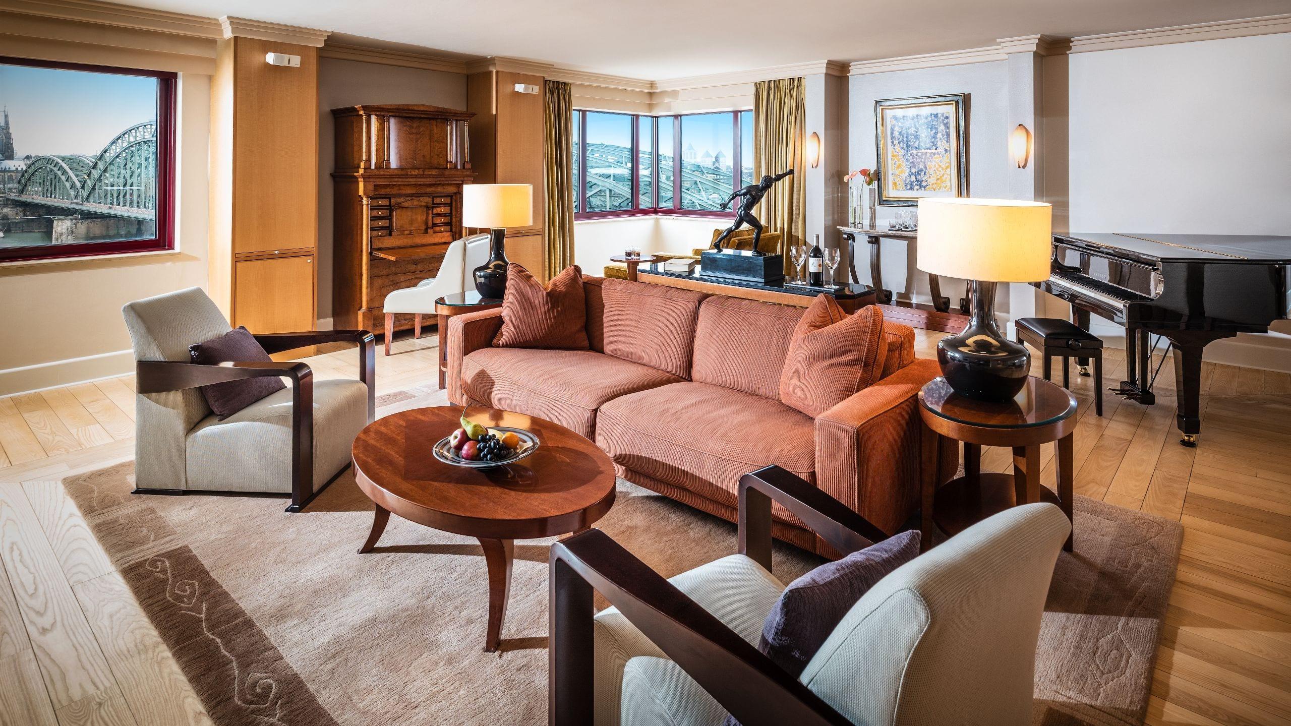 מלון Hyatt Regency Koeln מראה חיצוני תמונה A living room in a suite at the MGM Grand