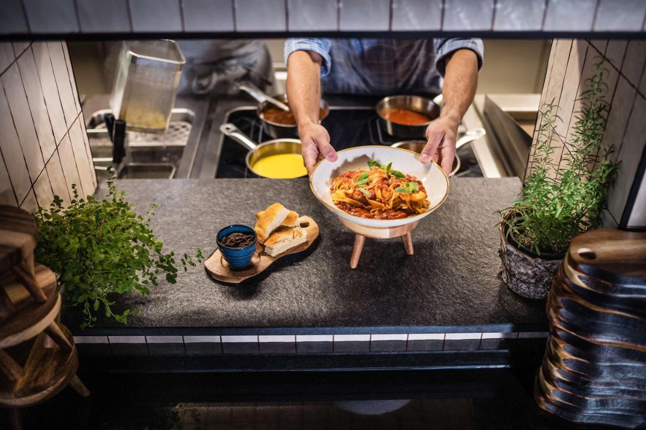 מלון Hyatt Regency Koeln מראה חיצוני תמונה A chef preparing a meal