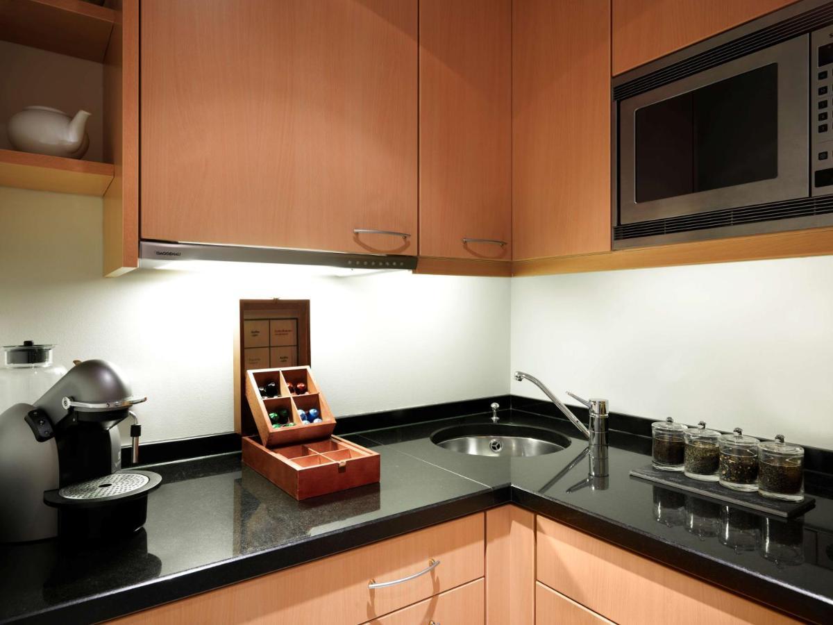 מלון Hyatt Regency Koeln מראה חיצוני תמונה A kitchen with under-cabinet lighting