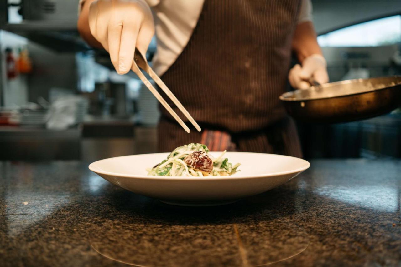 מלון Hyatt Regency Koeln מראה חיצוני תמונה A chef plating a dish