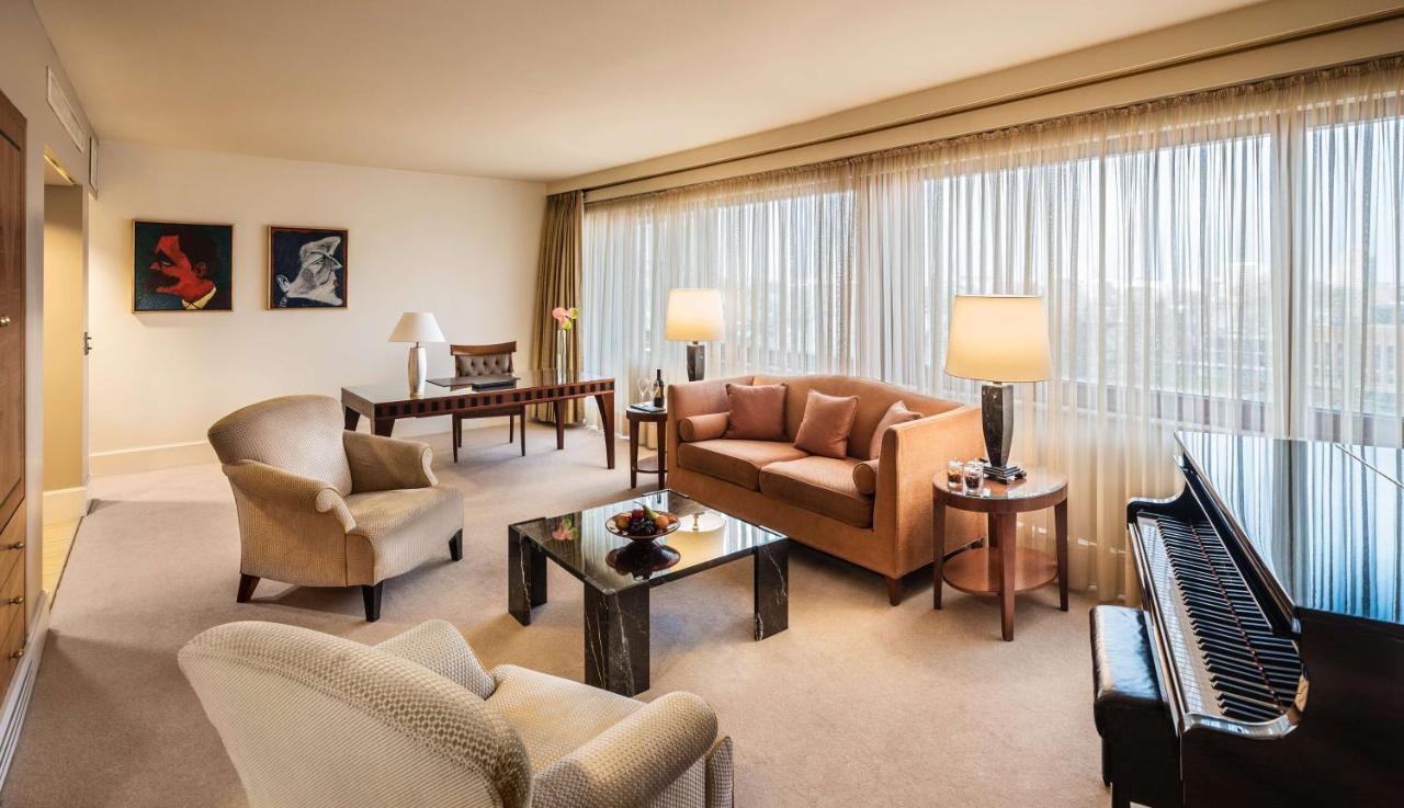 מלון Hyatt Regency Koeln מראה חיצוני תמונה A living room in a suite at the Mandarin Oriental, Tokyo
