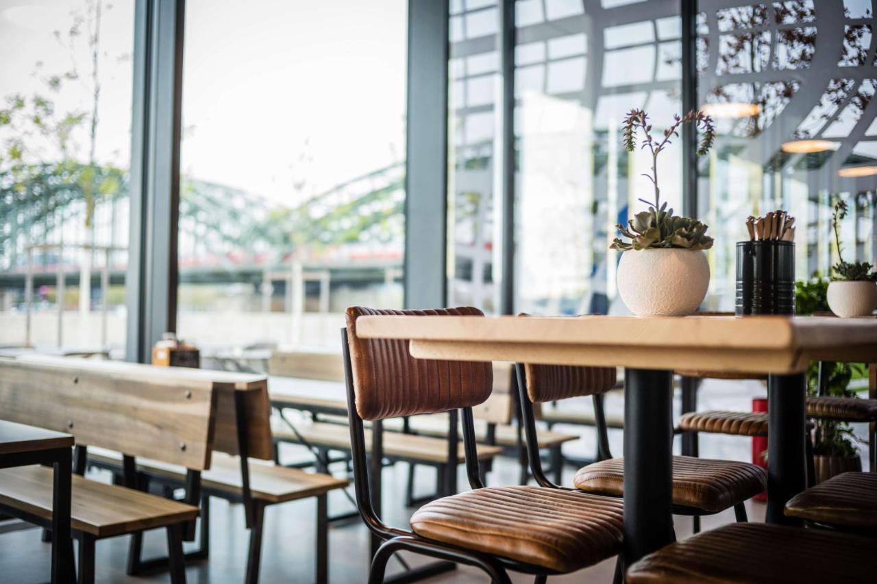 מלון Hyatt Regency Koeln מראה חיצוני תמונה Interior of a Starbucks Reserve store