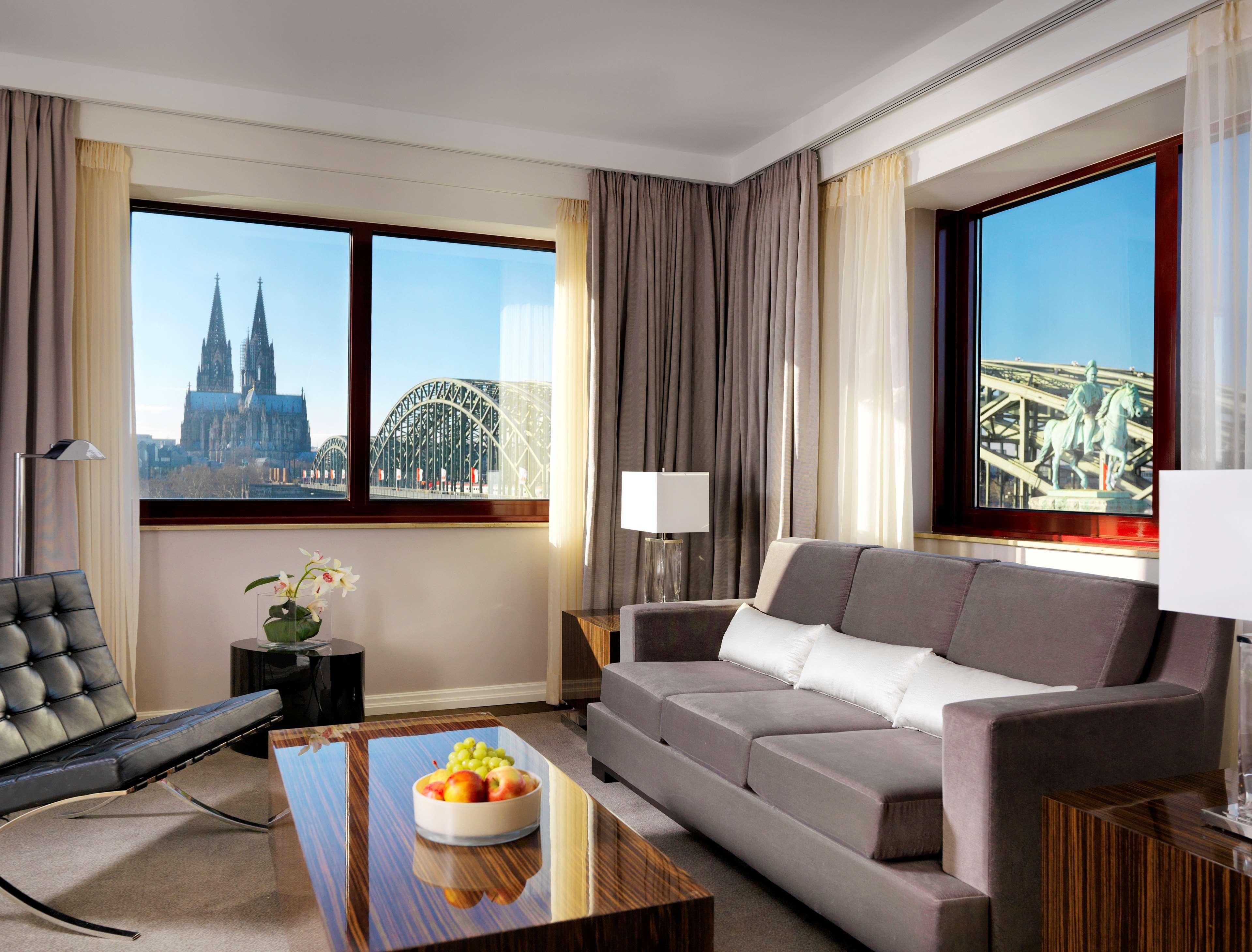 מלון Hyatt Regency Koeln מראה חיצוני תמונה A suite at the InterContinental Köln