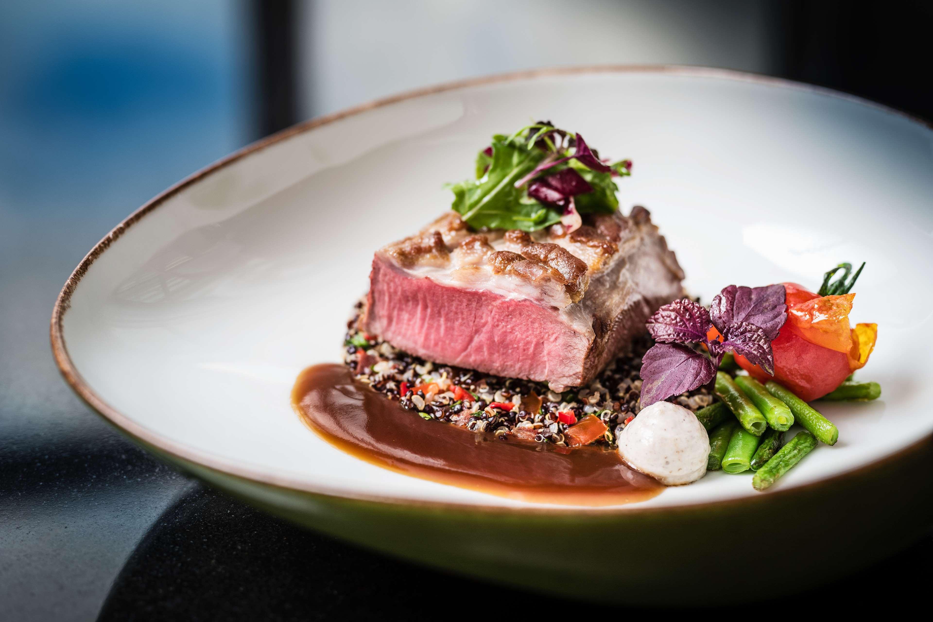 מלון Hyatt Regency Koeln מראה חיצוני תמונה A steak prepared at the restaurant